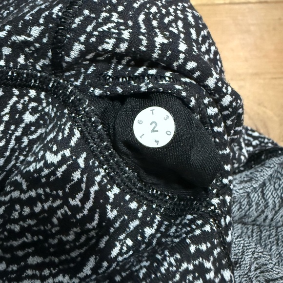 Lululemon Black and White Patterned Leggings size 2 - Picture 6 of 6